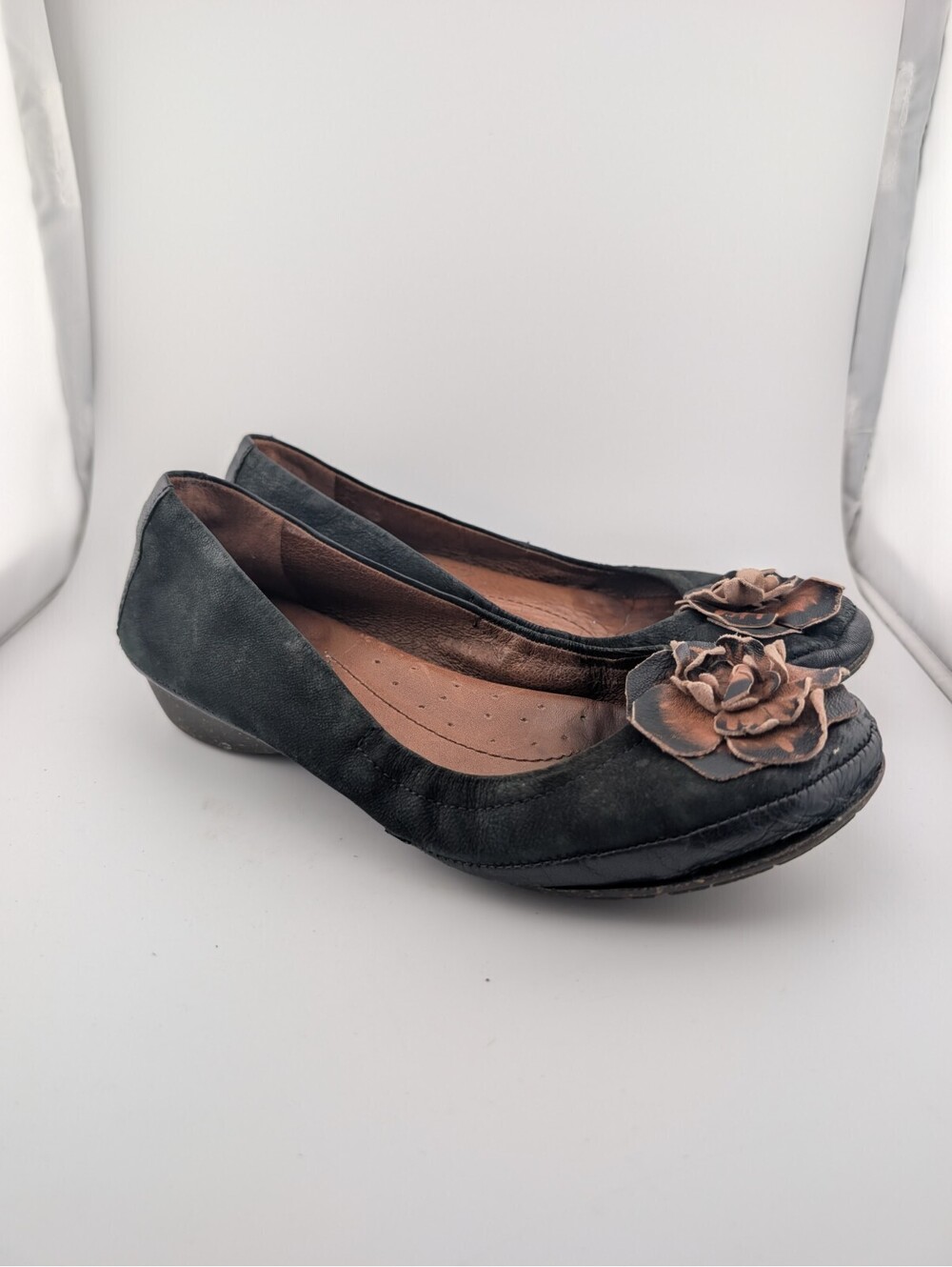 Naya Women's Size 7.5 Brown Leather Low Wedge Ballet Flats w/ Flowers